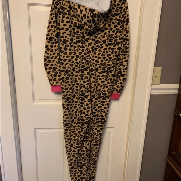 Small Leopard Onesie 🐆🖤 - Picture 4 of 4